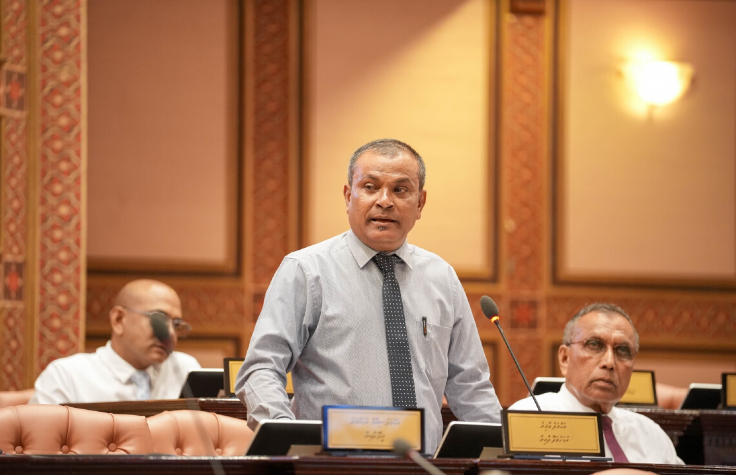 ކުޑަހުވަދޫ ދާއިރާގެ މެމްބަރު އަހުމަދު އާމިރު މަޖިލީހުގެ ޖަލްސާއެއްގައި ވާހަކަ ދައްކަވަނީ. --ފޮޓޯ: މަޖިލީހުގެ އިދާރާ