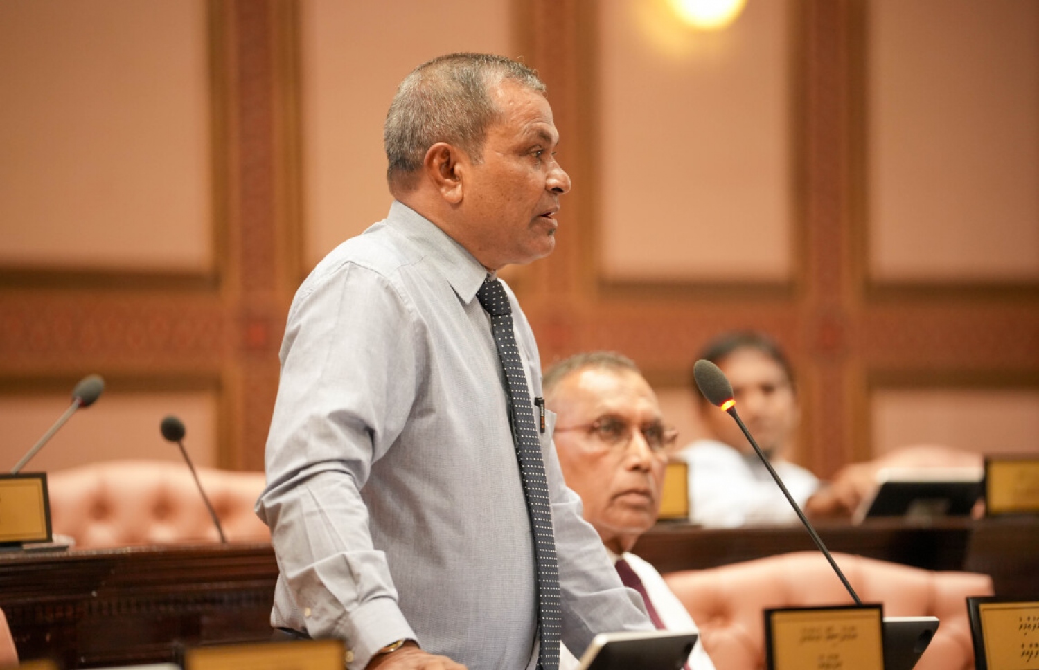 ކުޑަހުވަދޫ ދާއިރާގެ މެމްބަރު އަހުމަދު އާމިރު މަޖިލީހުގެ ޖަލްސާއެއްގައި ވާހަކަ ދައްކަވަނީ. --ފައިލް ފޮޓޯ: މަޖިލީހުގެ އިދާރާ