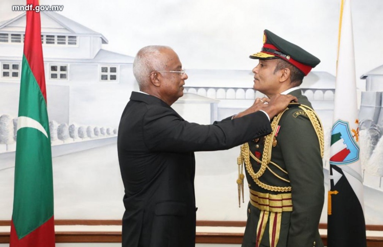 ޑިފެންސް ޗީފް ޝަމާލަށް ލެފްޓިނެންޓް ޖެނެރަލްގެ ރޭންކް