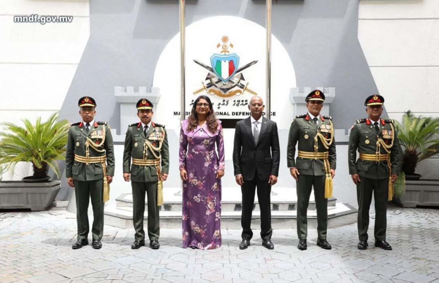 މިއަދު މަގާމުގެ ކުރިން އެރުން ދެއްވި ސިފައިންގެ އެންމެ އިސް ހަތަރު އޮފިސަރުންނާ އެކު ރައީސް އިބްރާހިމް މުހައްމަދު ސޯލިހާއި ޑިފެންސް މިނިސްޓަރު މާރިޔާ އަހުމަދު ދީދީ ފޮޓޯފުޅެއް ނަންގަވަނީ.---ފޮޓޯ: އެމްއެންޑީއެފް