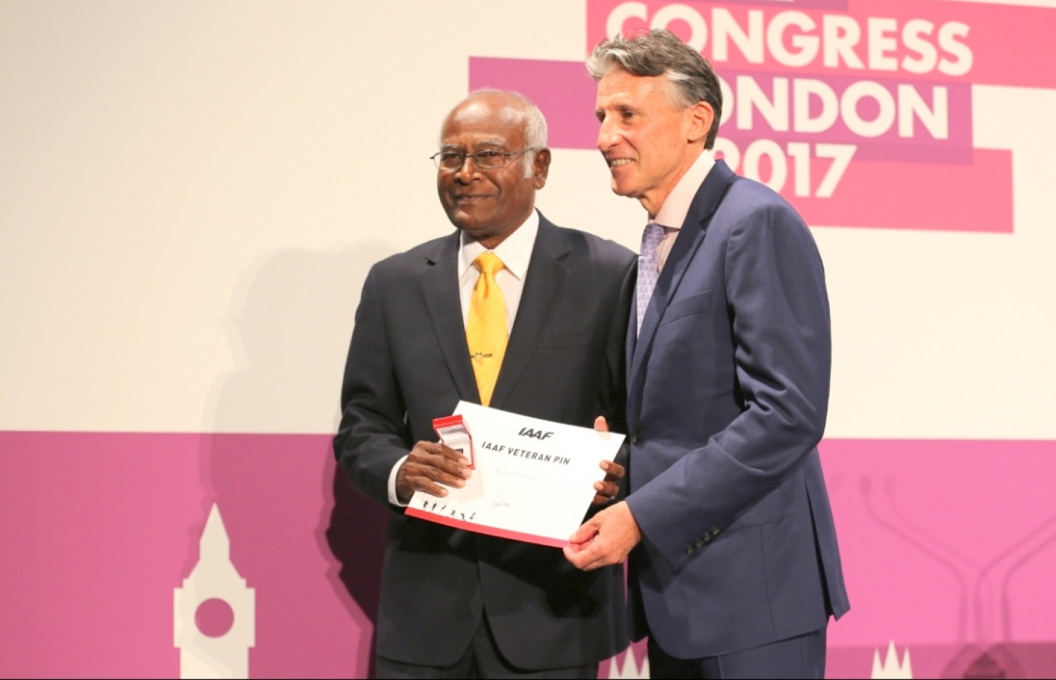 އެތުލެޓިކްސް އަށް އަލިބެ ކޮށްދެއްވި ހިދުމަތް އަގުވަޒަން ކުރުމުގެ ގޮތުން އިންޓަނޭޝަނަލް އެސޯސިއޭޝަން އޮފް އެތުލެޓިކްސް ފެޑެރޭޝަނުން 2017 ގައި އަލިބެ (ވ) އަށް އެވޯޑެއް އަރުވަނީ --- ފައިލް ފޮޓޯ