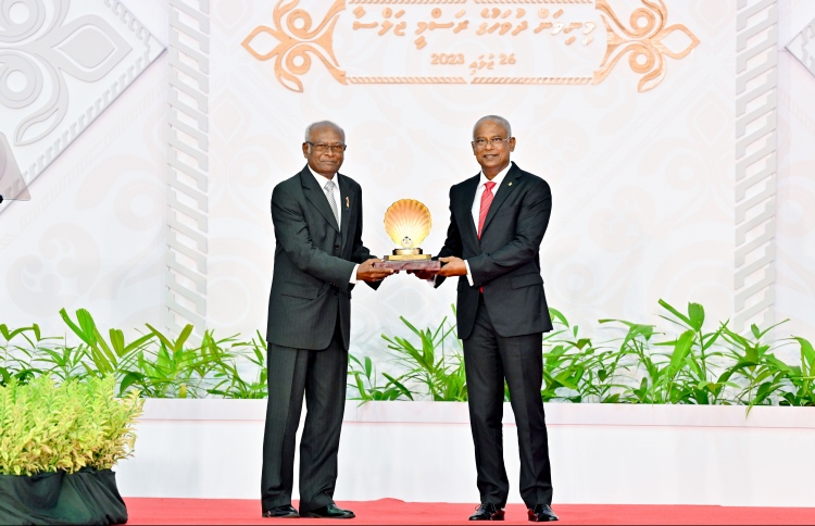 މައިޒާން އަލިބެ އަށް ޝަރަފުވެރިކަމުގެ ގައުމީ އިނާމު