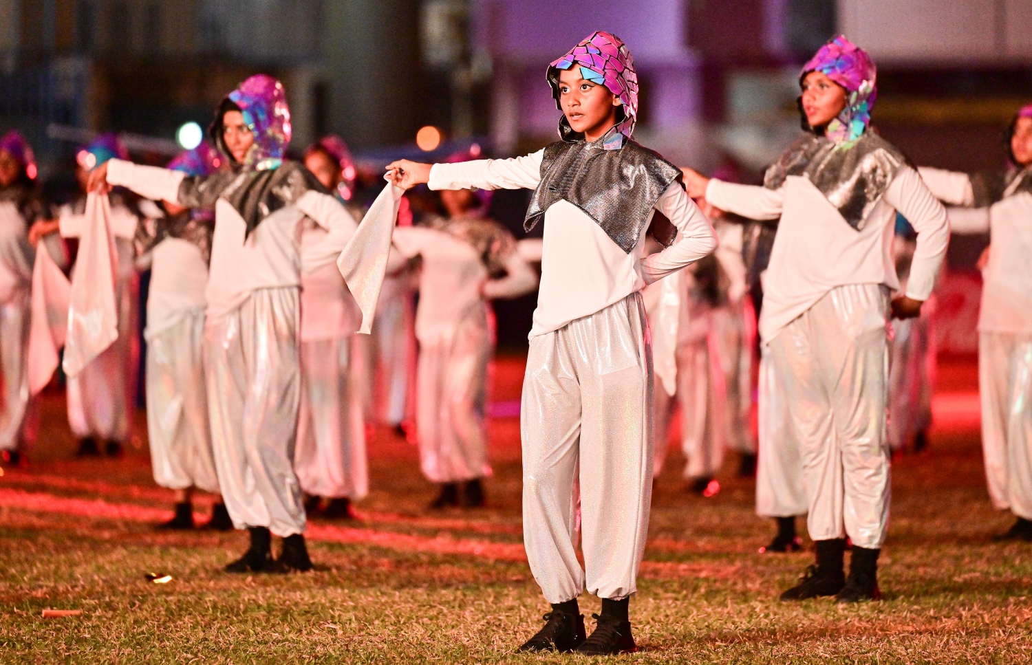 58 ވަނަ މިނިވަން ދުވަސް ފާހަގަކުރުމަށް ގަލޮޅު ދަނޑުގައި ބޭއްވި ހެވިކަމާއި ކުޅިވަރުގެ ހަރަކާތްތަކުގައި ސްކޫލް ކުދިން އައިޓަމެއް ހުށަހަޅަނީ.-- ފޮޓޯ: ނިޝާން އަލީ | މިހާރު