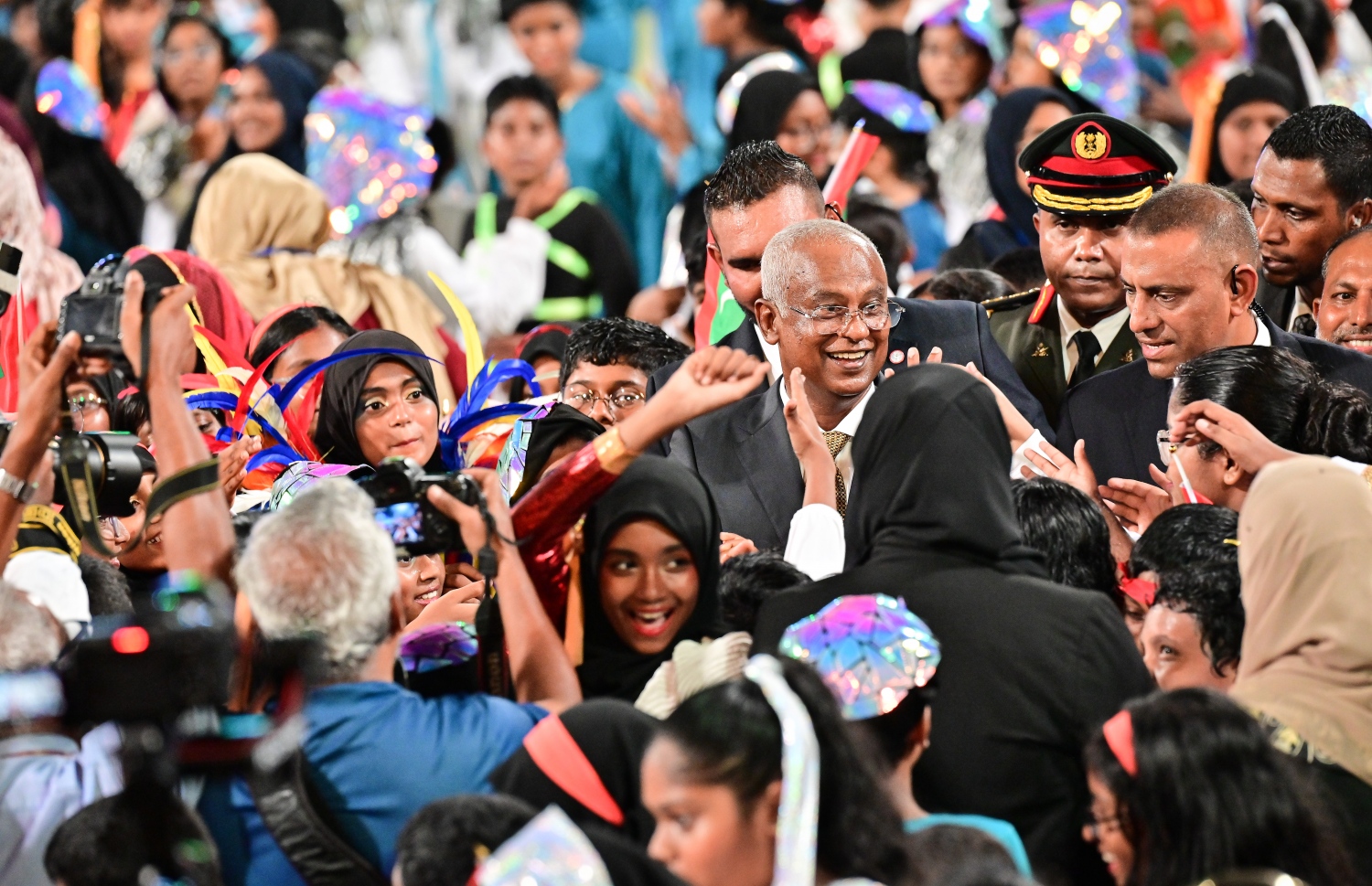 58 ވަނަ މިނިވަން ދުވަސް ފާހަގަކުރުމަށް ގަލޮޅު ދަނޑުގައި ބޭއްވި ހެވިކަމާއި ކުޅިވަރުގެ ހަރަކާތްތަކުގައި ބައިވެރިވި ދަރިވަރުންނާ ރައީސް އިބްރާހިމް މުހައްމަދު ސޯލިހު ސަލާންކުރައްވަނީ.-- ފޮޓޯ: ނިޝާން އަލީ | މިހާރު