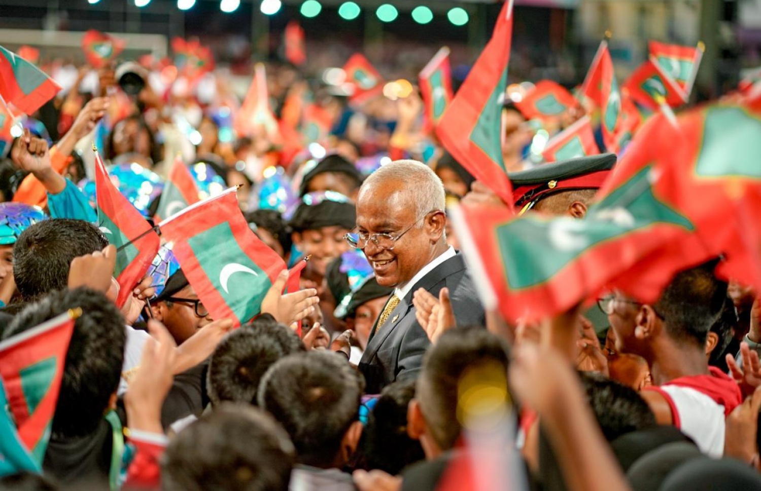 ގަލޮޅު ދަނޑުގައި ރޭ ބޭއްވި މިނިވަން ދުވަހުގެ ކުޅިވަރުތަކަށް ފަހު، ބައެއް ކުދިން ރައީސް އިބްރާހިމް މުހައްމަދު ސޯލިހު ވަށާލައި ސަލާން ކުރަނީ.