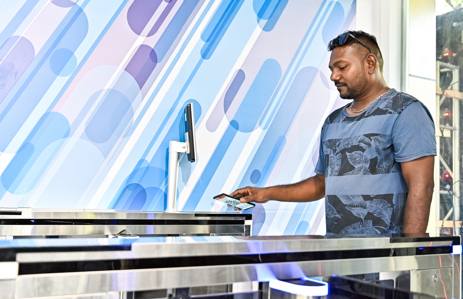 އެސްޓީއޯ ސްމާޓް ފިހާރައަށް ވަނުމަށް ސްކޭން ކުރަނީ. ސްކޭންކޮށް، ފިހާރައިން ނުކުންނަ ހިސާބުން އެކައުންޓުން އެފައިސާ ކެނޑޭނެ-- ފޮޓޯ: ފަޔާޒް މޫސާ / މިހާރު