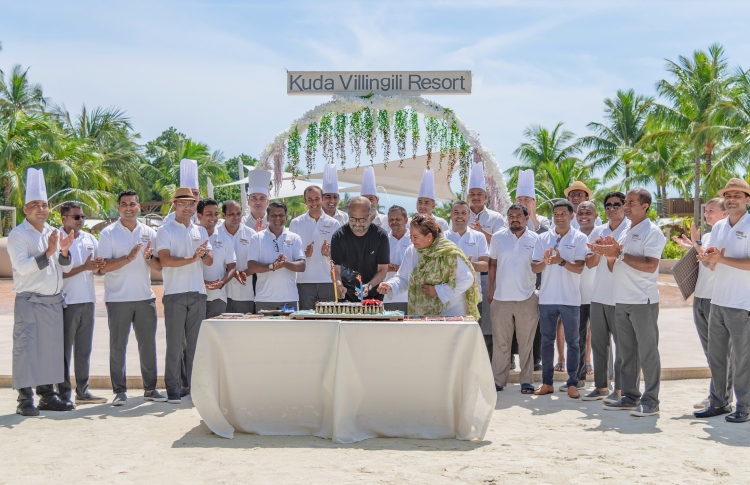 ކުޑަ ވިލިނގިލި ރިސޯޓުގެ ސްޓާފުންނާ އެކު ރަޖްނީކާންތު ކޭކު ފަޅަނީ.-- ފޮޓޯ: ކުޑަ ވިލިނގިލި ރިސޯޓް