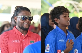 ކަޔާން އަރީފް އަދި އޭނާގެ ބައްޕަ އަބްދުﷲ އަރީފް، މިއަހަރުގެ އޭޝިއަން ސާފިން ޗެމްޕިއަންޝިޕް ފެށުމުގެ ރަސްމިއްޔާރުގައި.-- ފޮޓޯ: ރައީސް އޮފީސް