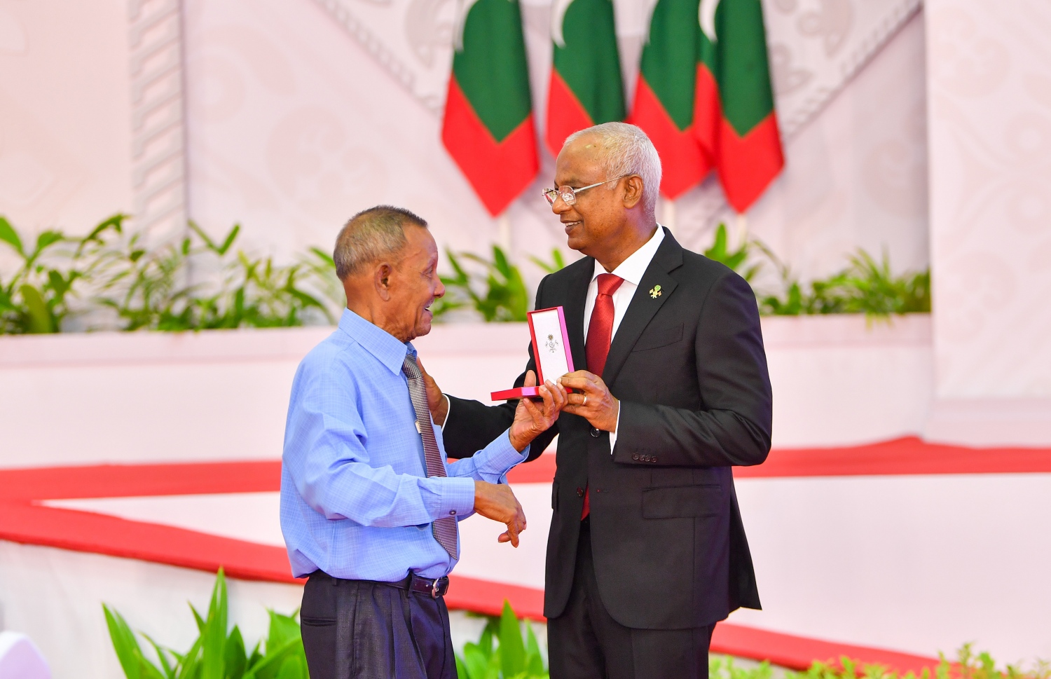 ދައުލަތަށް 51 އަހަރު ހިދުމަތް ކުރެއްވި އަހުމަދު ރަޝީދުއަށް ރައީސް އިބްރާހިމް މުހައްމަދު ސޯލިހު މިއަދު އިނާމު ދެއްވަނީ.--- ފޮޓޯ: ރައީސް އޮފީސް