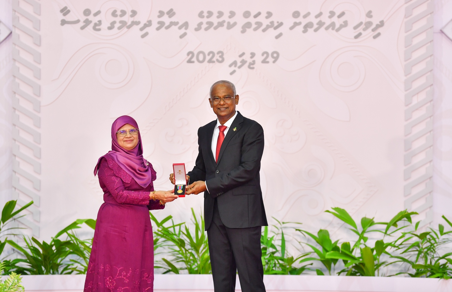 ދައުލަތަށް 52 އަހަރު ހިދުމަތް ކުރައްވާފައިވާ އައިމިނަތު ވަހީދާއަށް އިބްރާހިމް މުހައްމަދު ސޯލިހު އިނާމު ދެއްވަނީ.---ފޮޓޯ: ރައީސް އޮފީސް