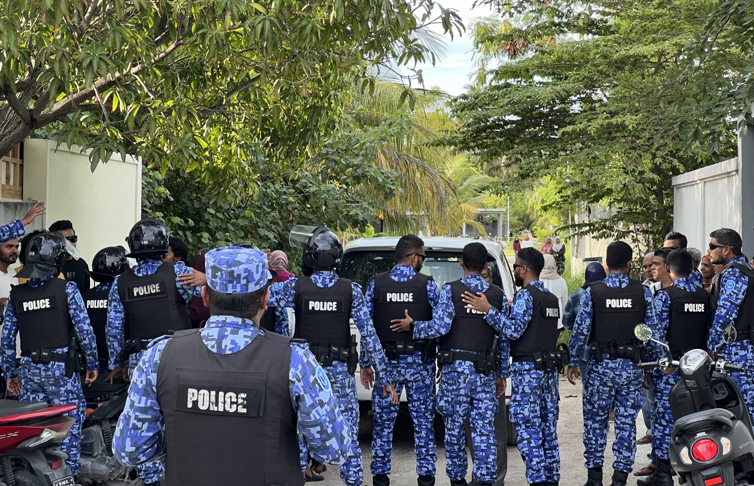 ފުލުހުން ވަނީ ޕީޕީއެމްގެ އެކްޓިވިސްޓުން ފަހަތަށް ޖައްސާފައި--