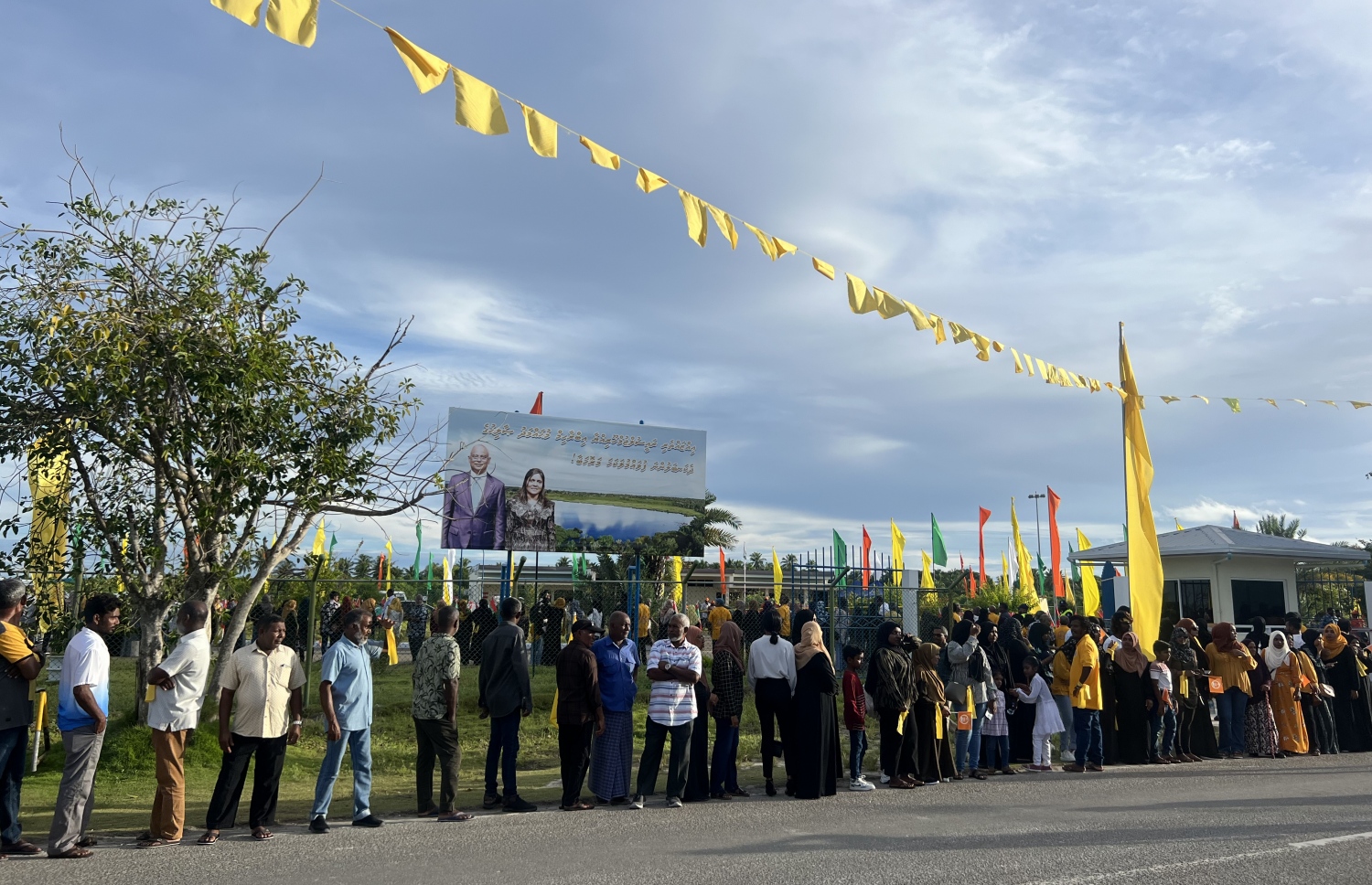 ރައީސަށް މަރުހަބާ ދެންނެވުމަށް ގިނަ ބަޔަކު އެއްވި؛ އެއާޕޯޓު ޓާމިނަލުން ފެށިގެން މާދުރަށް ވަނީ ސަފުތައް ދަމާލާފައި--