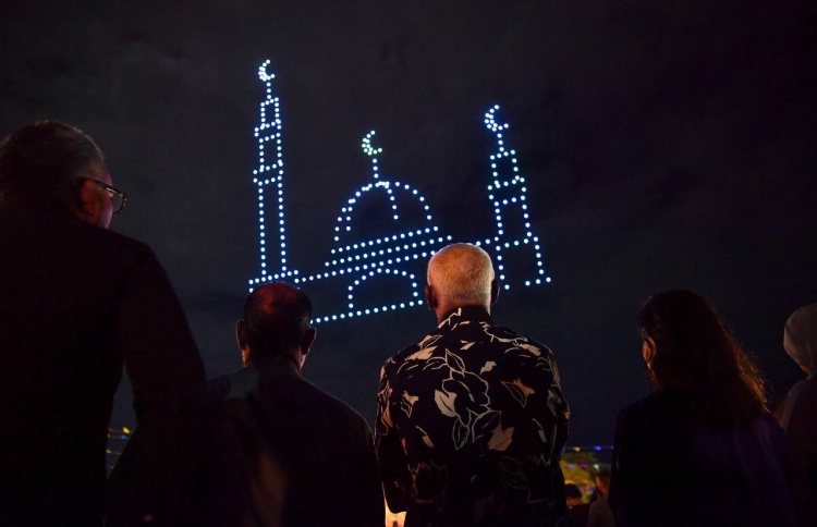 300 ޑްރޯން ބޭނުންކޮށްގެން ބޭއްވި ޝޯގެ ތަރުހީބު ބޮޑު