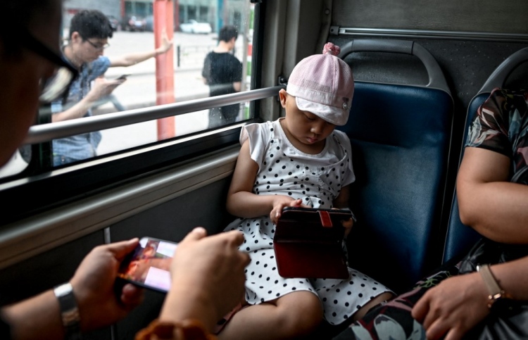 ޗައިނާގައި ކުދިންގެ ސްކްރީން ވަގުތު މަދުކުރަނީ