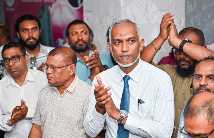 މުއިއްޒުގެ އެޖެންޑާގެ ކުރީގައި ޔާމީން މިނިވަންކުރުން!