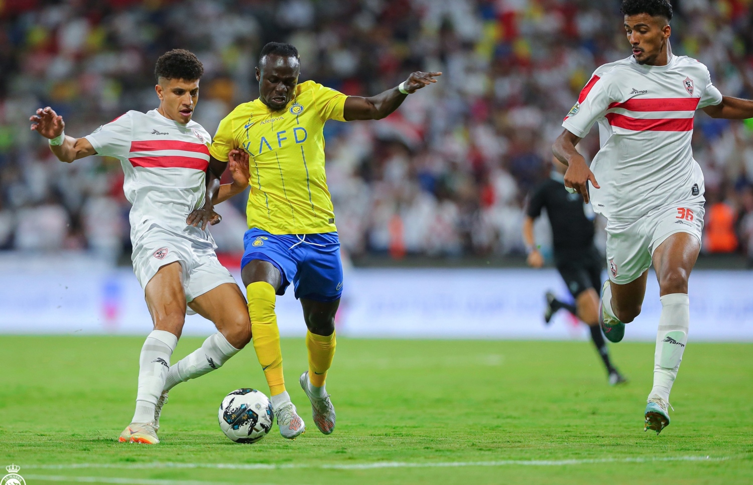 ގުރޫޕް ސްޓޭޖުގެ ފަހު މެޗުގައި ނަސްރުގެ މާނޭ، ބޯޅަހިފައިގެން ކުރިއަށް ދާން މަސައްކަތް ކުރަނީ؛ މިއީ މާނޭ އެޓީމަށް ކުޅެދިން ފުރަތަމަ މެޗު.-- ފޮޓޯ: އައް ނަސްރު