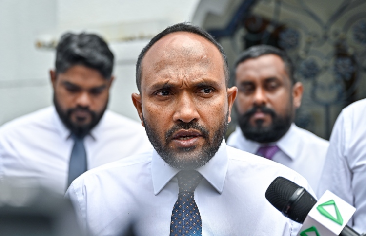 މާޔޫސް ނުވޭ، "ދަ ފައިޓް އިޒް އޮން": ޖަމީލް