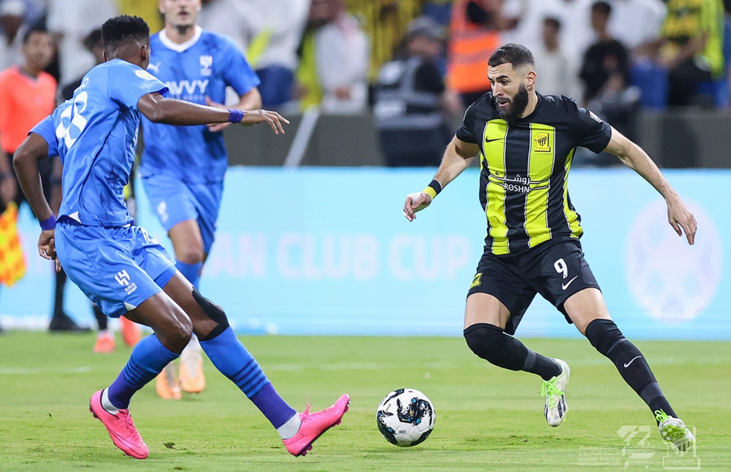 ހިލާލާ ދެކޮޅަށް ކުޅުނު މެޗުގައި ބެންޒެމާ ބޯޅަ ހިފައިގެން ކުރިއަށް ދާން މަސައްކަތް ކުރަނީ.-- ފޮޓޯ: އަލް އިއްތިހާދު