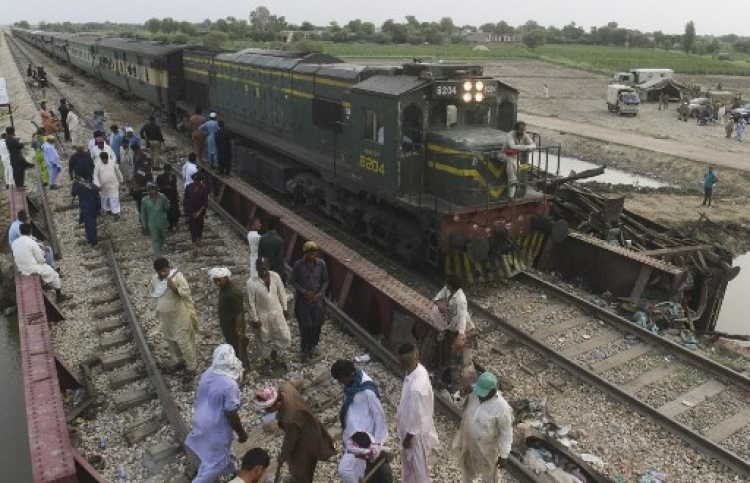 ޕާކިސްތާނުގެ ރޭލު އެކްސިޑެންޓެއްގައި 30 މީހަކު މަރުވެއްޖެ