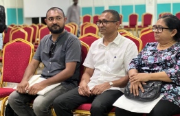 އަމިއްލަގޮތުން އިންތިޚާބުގައި ވާދަކުރައްވާ ހަސަން ޒަމީލް އޭނާގެ ފޯމު ހުށަހަޅުއްވަން ދަރުބާރުގޭގައި. --ފޮޓޯ: ނިޝާން އަލީ | މިހާރު