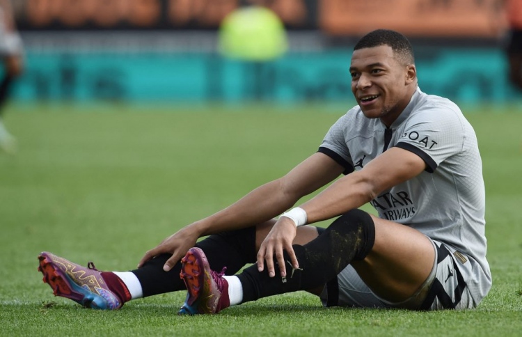 އެމްބާޕޭ އަދިވެސް ހުރީ "އެކަހެރި" ކޮށްފައި