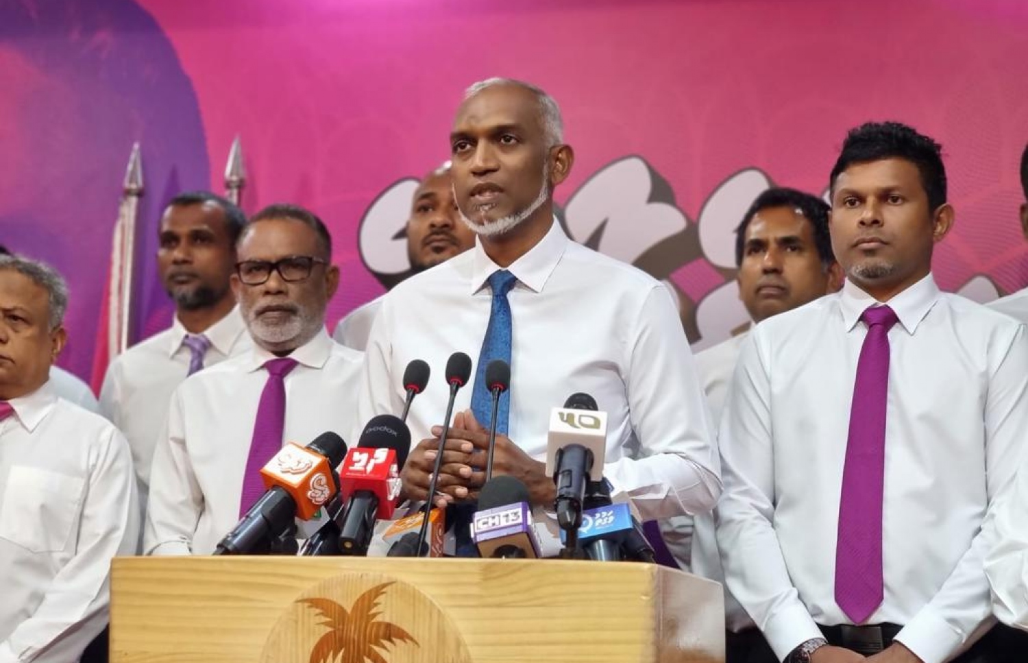 ޕްރެސް ކޮންފަރެންސްގައި މުއިއްޒު ވާހަކަ ދައްކަވަނީ. -- ފޮޓޯ | ޕީޕީއެމް