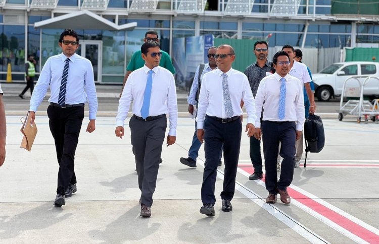 ޑިމޮކްރެޓުން ނިޒާމު ބަދަލުކުރާ ވާހަކަ އާކޮށްފި