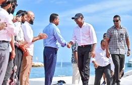President Solih shaking hands with locals of Gd. Vaadhoo on his presidential election campaign -- Photo: Mihaaru news