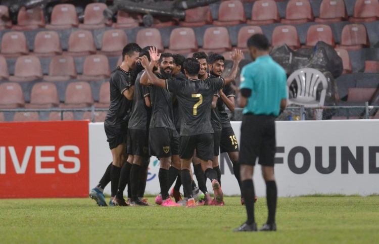 ދަތުރަށް ތައްޔާރުވާން އީގަލްސް އަށް މެޗު ފަސްކޮށް ދީފި