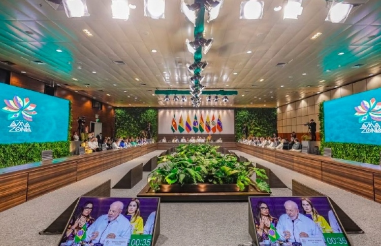 އެމޭޒަން ޖަންގަލީގެ ހިމާޔަތުގައި އަށް ގައުމެއް