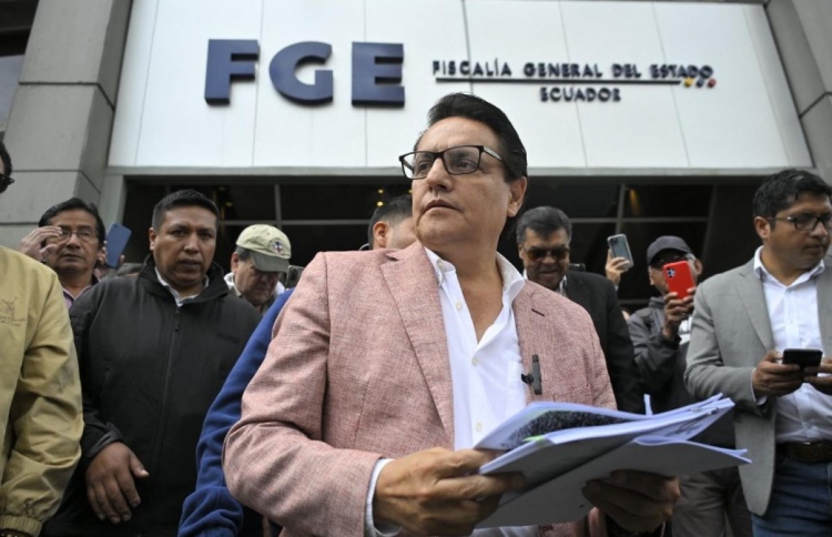 އިކުއެޑޯގެ އުންމީދީ ރިޔާސީ ކެންޑިޑޭޓް އަވަހާރަކޮށްލައިފި