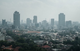 In this picture taken on August 9, 2023, buildings are seen in the haze caused by the air pollution in Jakarta. -- Photo: Yasuyoshi Chiba / AFP