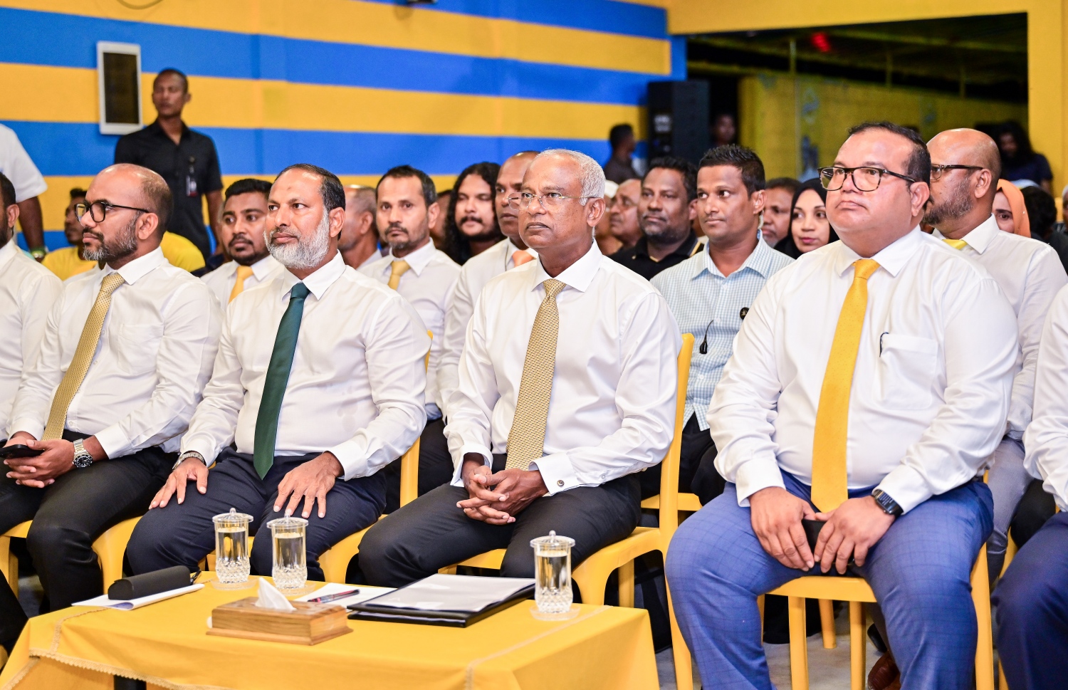 އެމްޑީޕީގެ ރިޔާސީ ކެންޑިޑޭޓް ރައީސް އިބްރާހިމް މުހައްމަދު ސޯލިހު (މ) ރިޔާސީ ކެމްޕެއިނަށް ގއ. ވިލިނގިލީގައި ބޭއްވި ޖަލްސާގައި އެ މަނިކުފާނުގެ ރަނިންމޭޓް މުހަންމަދު އަސްލަމް (ކ) އަދި ހޯމް މިނިސްޓަރު އިމްރާން އަބްދުﷲ. -- ފޮޓޯ: ފަޔާޒް މޫސާ | މިހާރު