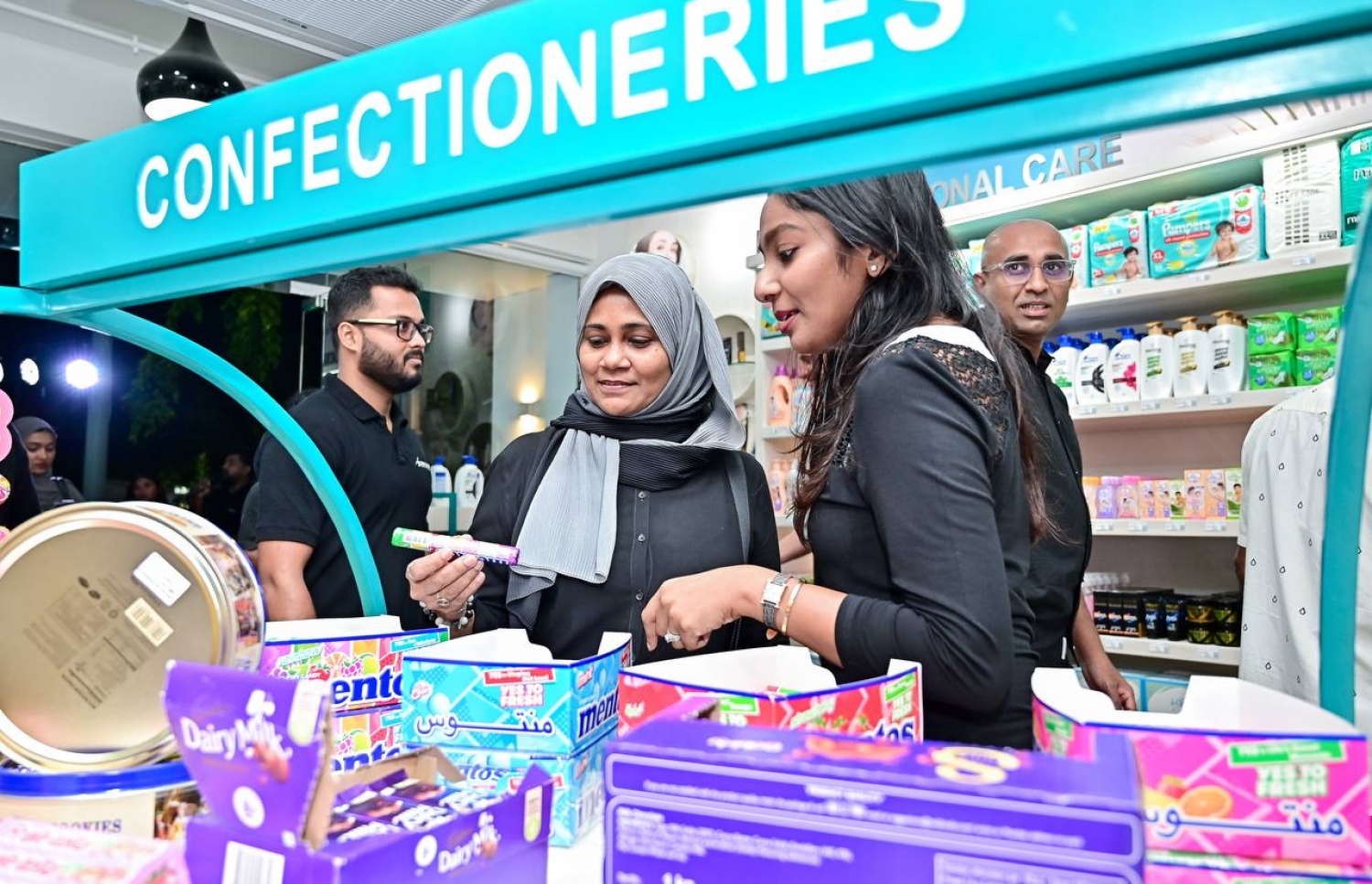 ކަސްޓަމަރުން އަލަށް ހުޅުވި ސިމްޑީ ފިހާރަ ބަލާލަނީ. -- ފޮޓޯ: ފަޔާޒް މޫސާ | މިހާރު