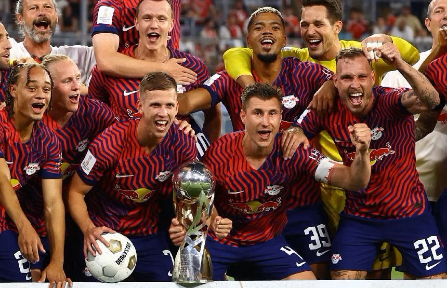 ހެޓްރިކް ހެދި ޑެނީ އޮލްމޯ، މެޗް ބޯޅަ އާއި ޓްރޮފީ އާއެކު އުފާފާލު ކުރަނީ.--