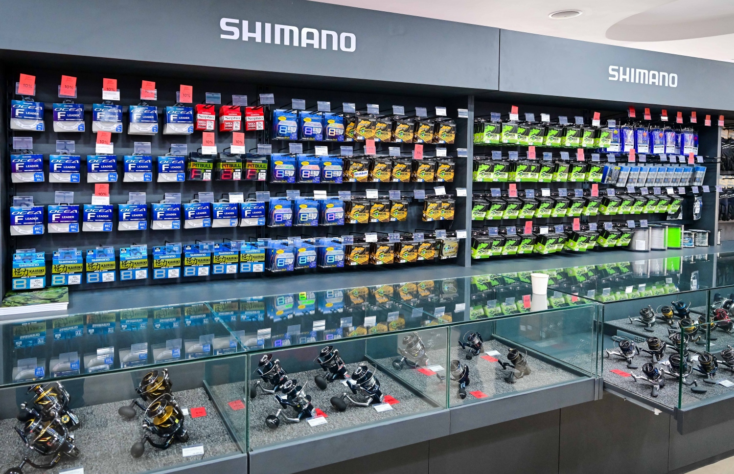 ސޮނީ ފިޝިން ފިހާރާގައި ވިއްކަން ބަހައްޓާފައި ހުރި ބައެއް ތަކެތި. -- ފޮޓޯ: ނިޝާން އަލީ | މިހާރު