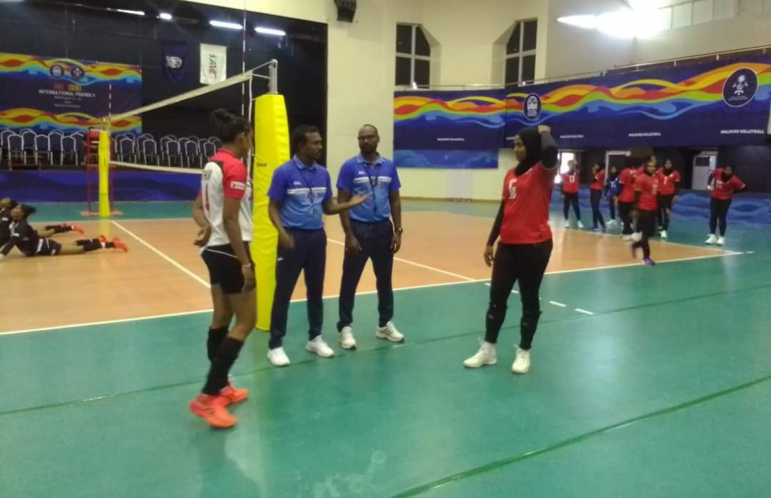 އަންހެން ޓީމުގެ މެޗު ފެށުމުގެ ކުރިން..-- ފޮޓޯ: ލަންކާ ވޮލީބޯޅަ ފެޑެރޭޝަން