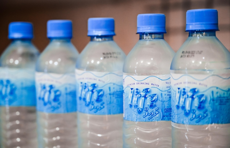 ޕްލާސްޓިކް ކުދި ފެންފުޅި މަނާކުރުން އަލުން ފަސްކޮށްފި