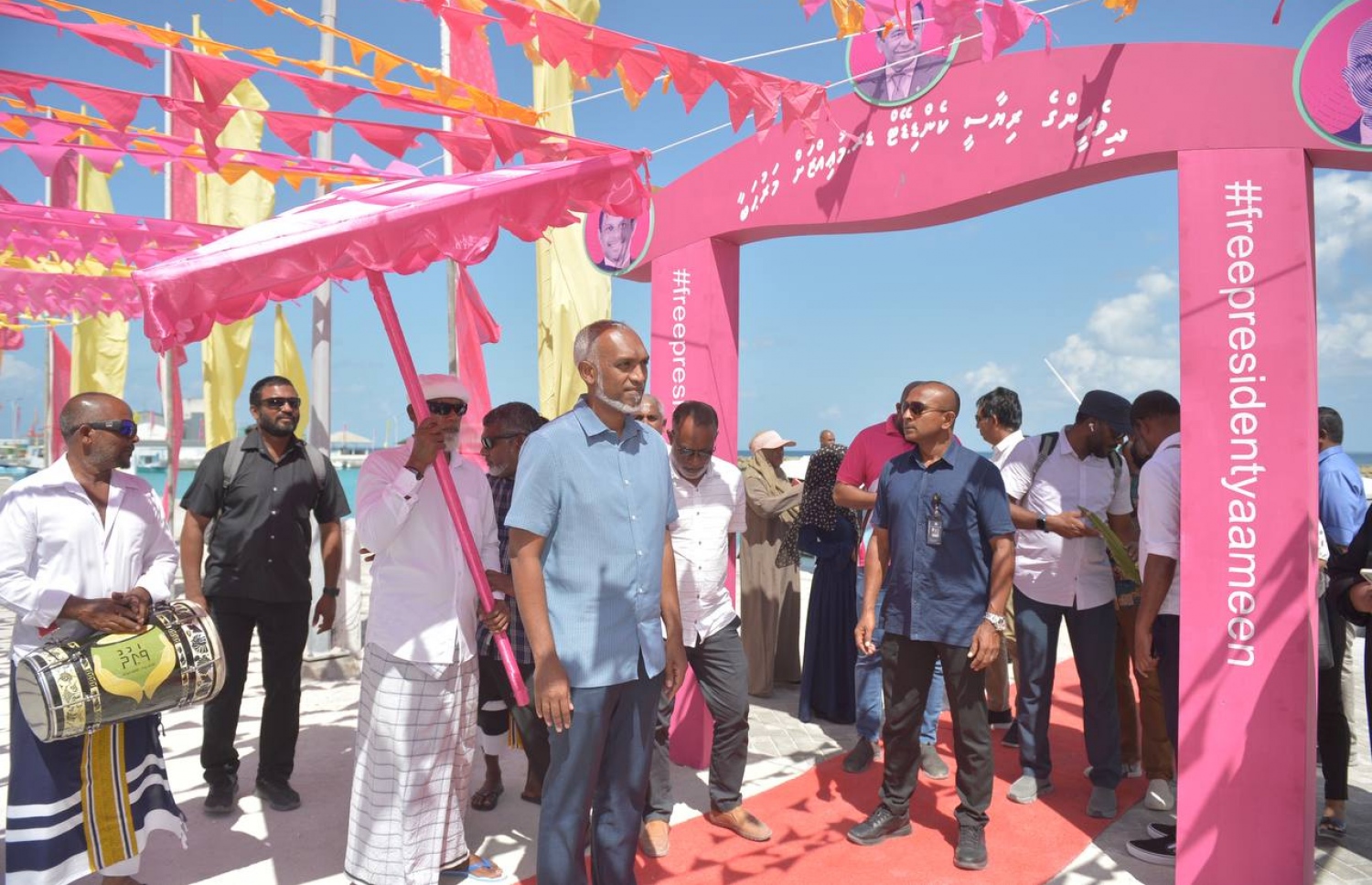 ރިޔާސީ އިންތިހާބުގެ ކެމްޕެއިނަށް، ރާއްޖޭގެ އެންމެ އުތުރަށް ފެއްޓެވި ދަތުރުގައި، މުއިއްޒުގެ އުފަން ރަށް، ވަށަފަރަށް ވަޑައިގަތުމުން އޭނާއަށް މަރުހަބާ ކިޔަނީ.-- ފޮޓޯ: ޕީޕީއެމް