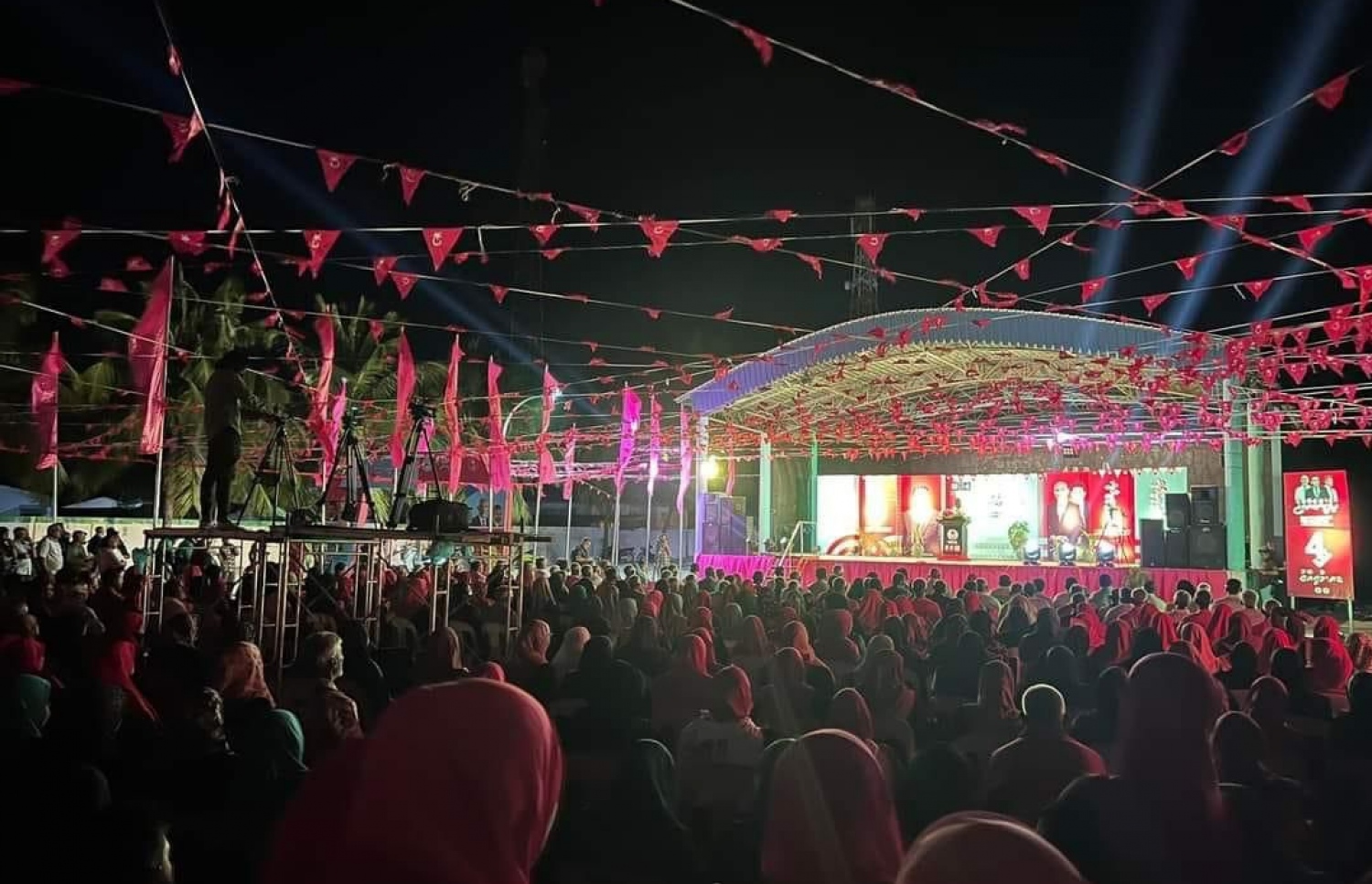 ހއ. ދިއްދޫގައި މިރޭ ބޭއްވި ޑރ. މުއިއްޒުގެ ކެމްޕެއިން ޖަލްސާ އަށް ދިޔަ މީހުން.---ފޮޓޯ: ޕީޕީއެމް