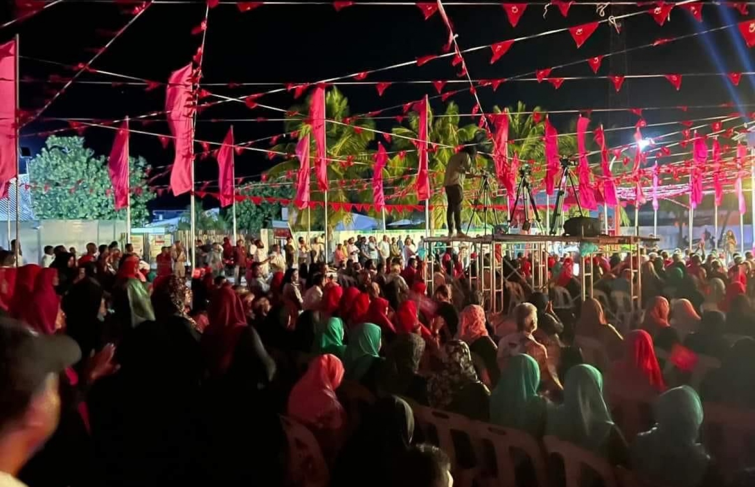 ހއ. ދިއްދޫގައި މިރޭ ބޭއްވި ޑރ. މުއިއްޒުގެ ކެމްޕެއިން ޖަލްސާ އަށް ދިޔަ މީހުން.---ފޮޓޯ: ޕީޕީއެމް