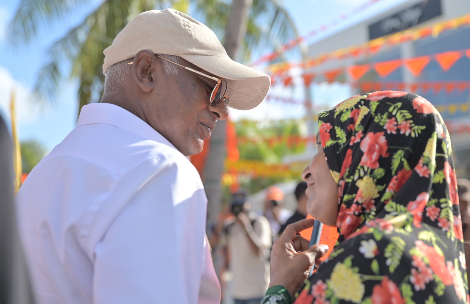 ނ. ފޮއްދޫގެ އަންހެނަކު ރައީސްއާ ވާހަަކަ ދައްކަނީ. އެ މަނިކުފާނު ވިދާޅުވަނީ ރިޔާސީ އިންތިހާބު ކާމިޔާބުކުރައްވާނީ އެއް ބުރުންކަމަށް - ފޮޓޯ: އެމްޑީޕީ