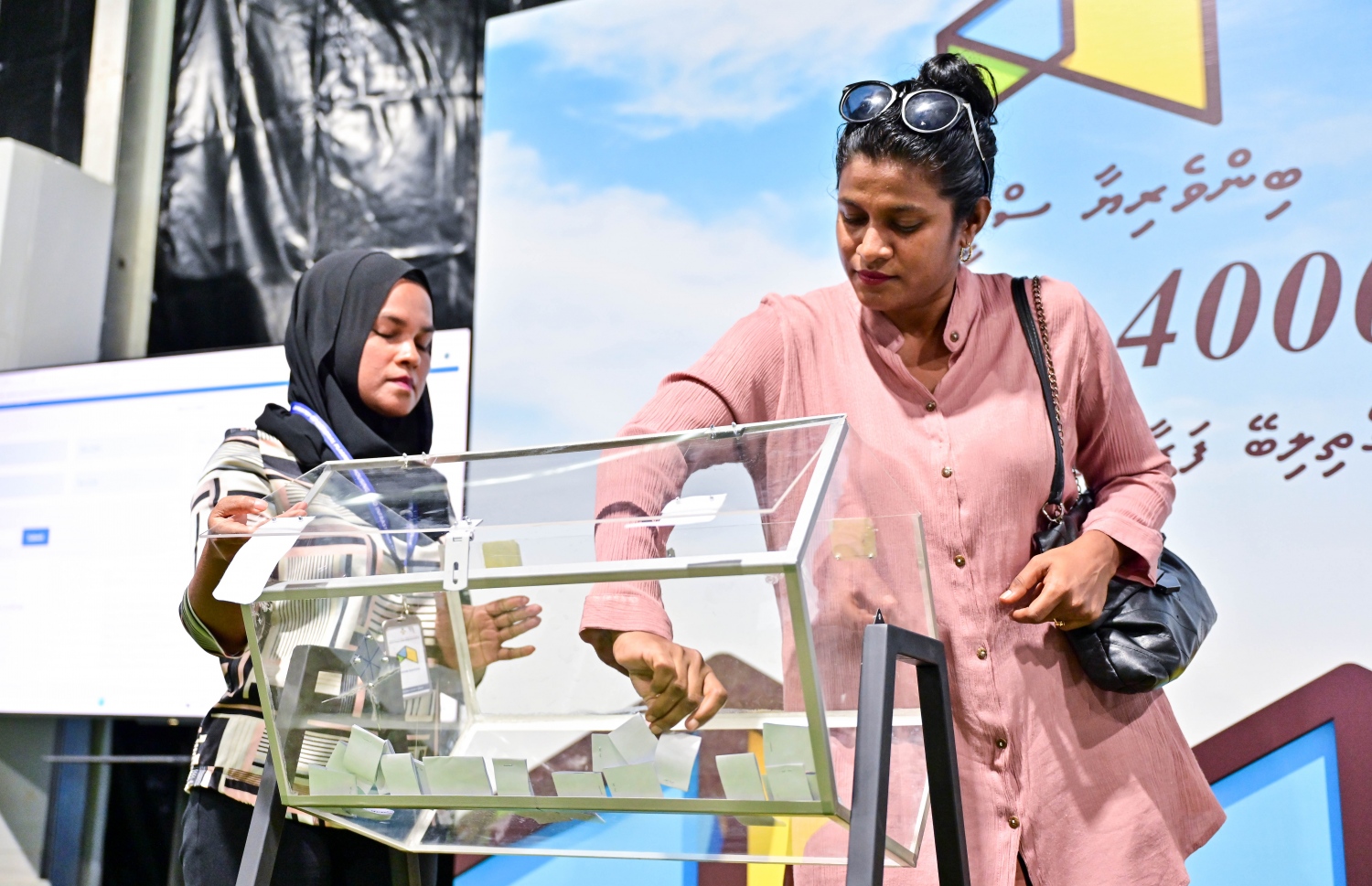 ކުރީގެ ސަރުކާރުން ހިންގި ބިންވެރިޔާ ސްކީމުގެ ދަށުން ދޫކުރި ގޯތިތަކުގެ ގުރު ނަގަނީ: ހަމައެކަނި މާލެ ރައްޔިތުންނަށް ގޯތި ދޫކުރުން ވެގެންދިޔައީ މި އަހަރު ރައްޔިތުންގެ މެދުގައި އެންމެ ހޫނުކޮށް ކުރެވުނު ބަހުސަށް. --ފޮޓޯ: މިހާރު