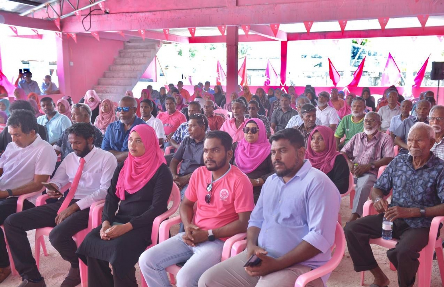 ކެލާގައި މިއަދު ބޭއްވި ޑރ. މުއިއްޒު ކެމްޕެއިން ޖަލްސާގައި ބައިވެރިވި ބައެއް މީހުން.---ފޮޓޯ: ޕީޕީއެމް