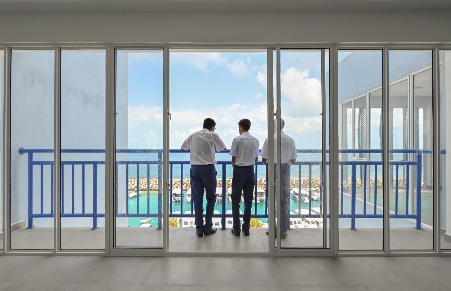 ސްކޫލެއްގެ ދަރިވަރުންތަކެއް ސްކޫލްގެ ބެލްކަނީގައި މަޑުކޮށްލައިގެން .-- ފޮޓޯ: ނިޝާން އަލީ / މިހާރު