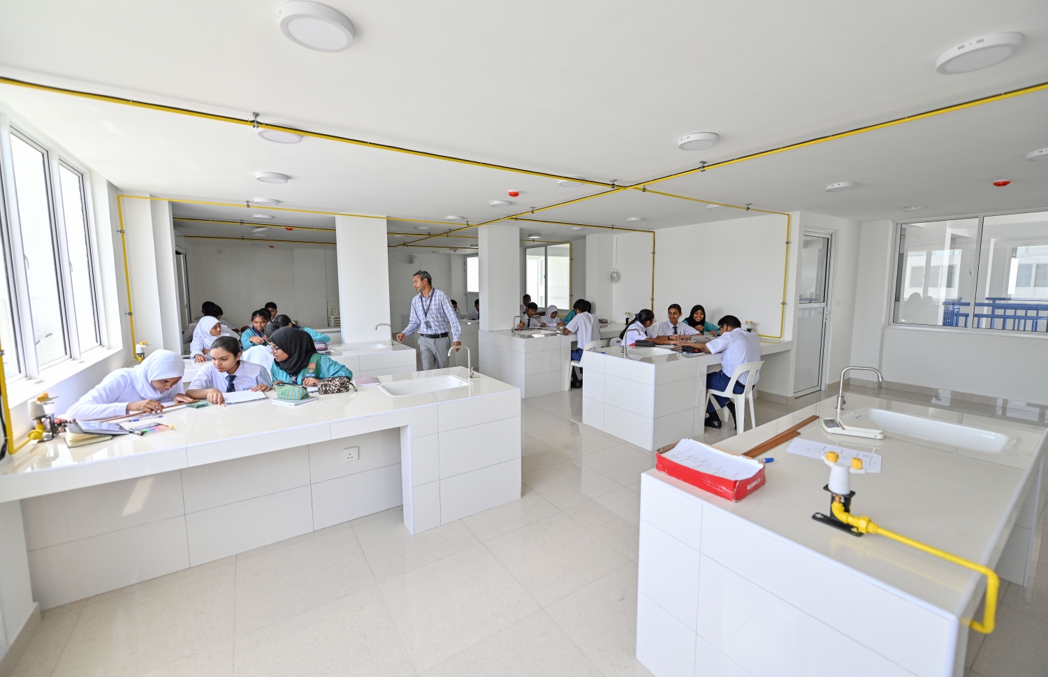 ދަރުމަވަންތަ ސްކޫލުގައި ދަރިވަރުންތަކެއް ލެބޯޓަރީއެއްގައި މަސައްކަތް ކުރަނީ.--ފޮޓޯ: ނިޝާން އަލީ/ މިހާރު