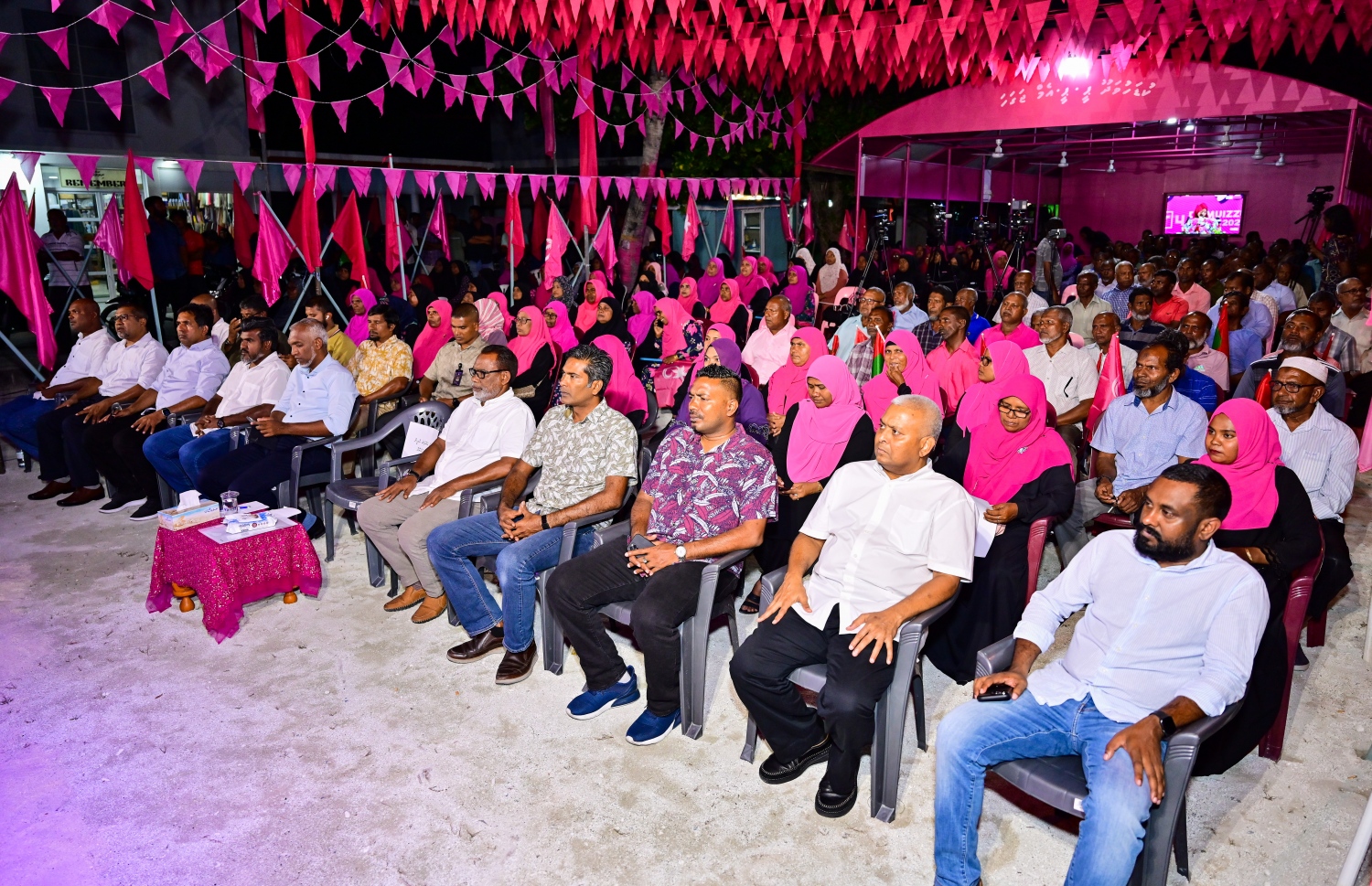 ޕީއެންސީގެ ރިޔާސީ ކެންޑިޑޭޓް ޑރ. މުހައްމަދު މުއިއްޒުގެ ރިޔާސީ ކެމްޕެއިނަށް ދ. ކުޑަހުވަދޫގައި ބޭޭއްވި ޖަލްސާ.-- ފޮޓޯ: ނިޝާން އަލީ | މިހާރު