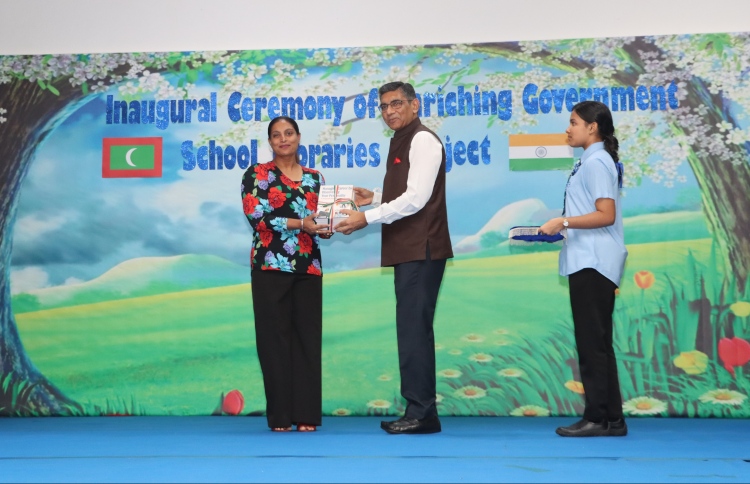 އިންޑިއާއިން 7،000 އަށްވުރެ ގިނަ ފޮތް ހަދިޔާކޮށްފި