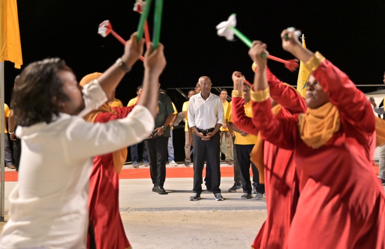 "އުކުޅަހު ރައްޔިތުން މިތިބީ އުފަލުން ފުރިފައި"