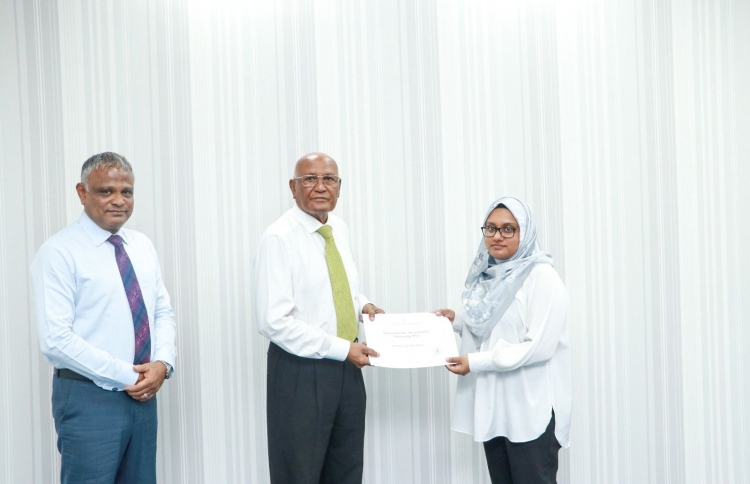 ޑޮކްޓަރުން ސްޕެޝަލައިޒްވާން ހަ ސްކޮލާޝިޕް ދީފި